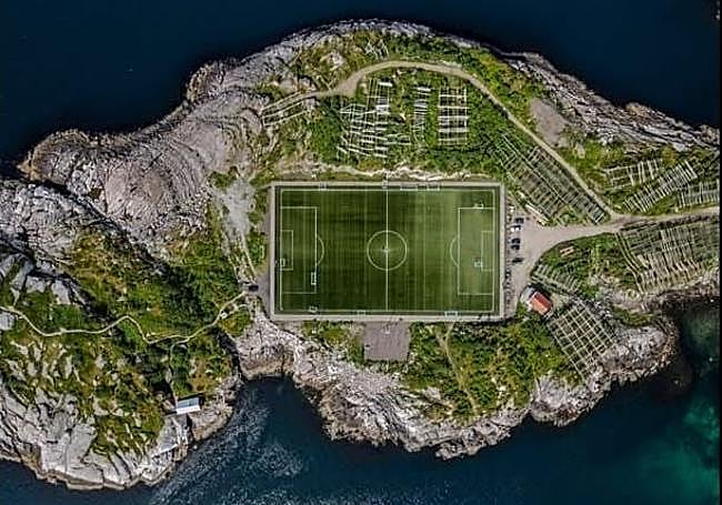El campo de fútbol Henningsvær Stadion.